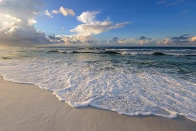 Paradise On The Beach With Crystal Clear Water & Gulf Front Complex--2 BR Suites