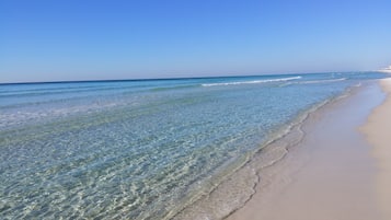 Plage, chaises longues, serviettes de plage