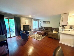 Smart TV, fireplace - Magnolia House-Jacuzzi, Hiking, Biking & River, 15 min walk to Shawnee Ski Area (East Stroudsburg)