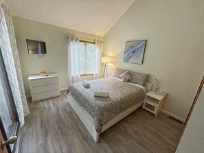 2 bedrooms, iron/ironing board, free WiFi, bed sheets - Magnolia House-Jacuzzi, Hiking, Biking & River, 15 min walk to Shawnee Ski Area (East Stroudsburg)