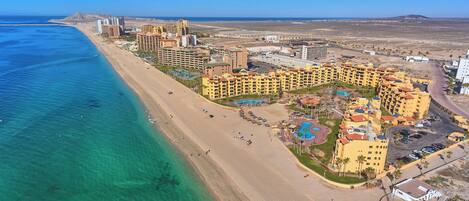 En la playa, toallas de playa