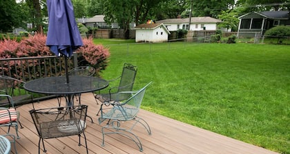 Belle maison Overland Park-Grand clÎturé dans la cour arriÚre et garage double