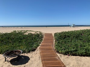 En la playa, sillas reclinables de playa, toallas de playa