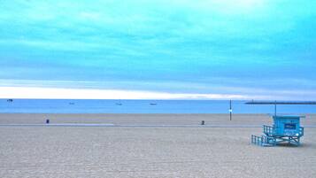 Plage, chaises longues, serviettes de plage