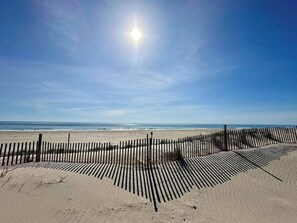 A beach with a wooden fence and a clear sky. - WATERFRONT JUST DISCOUNTED - September 2025 Discounted 25% - Book today (Eastham)
