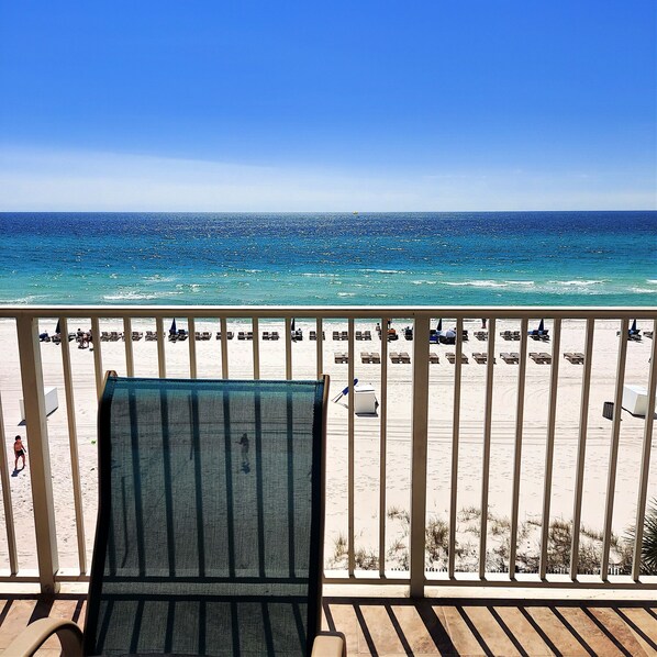 على الشاطئ، كراسي للتشمس