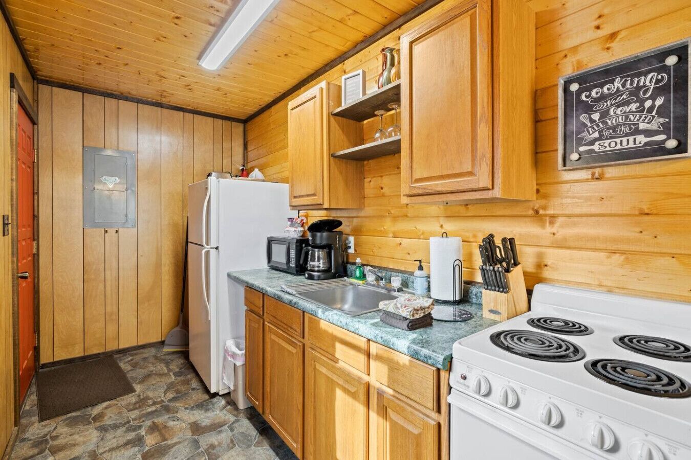 Frigorifero, microonde, forno, piano cottura