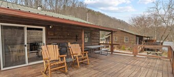 Riverfront Cabin, Mountain Views, Fishing, and Rafting!