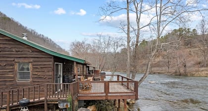 * Great Escape * Rauhallinen Riverfront-mökki, josta on upeat näkymät! Firepit & Wifi