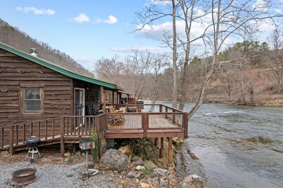 Riverfront Cabin, Mountain Views, Fishing, and Rafting!