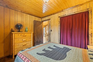 Desk, iron/ironing board, WiFi, bed sheets - Riverfront Cabin, Mountain Views, Fishing, and Rafting! (Sylva)