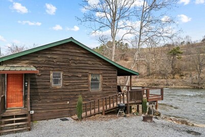 Riverfront Cabin, Mountain Views, Fishing, and Rafting!