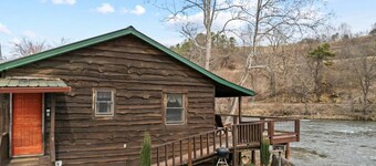 Riverfront Cabin, Mountain Views, Fishing, and Rafting!