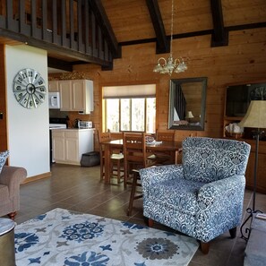 Smart TV, chimenea, libros y videoteca 