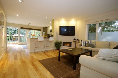 Outside Inn-Newly Renovated, Open Layout, Large Yard, Walk to Beach, Spa, Kayaks