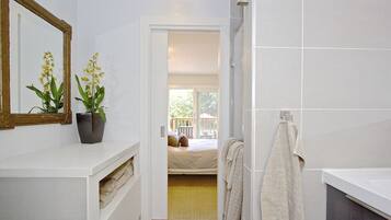 5 bedrooms, WiFi, bed sheets