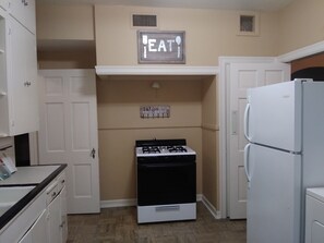 Fridge, microwave, oven, stovetop - CHARMING-Historic,Trinity University,Pearl Brewery, ONLY 3 miles to DT&Riverwalk (San Antonio)