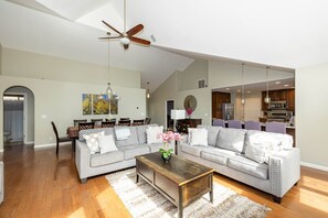 TV, peis, DVD-spiller og stereoanlegg