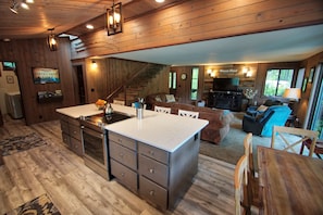 Interior - River's Bend - Your ultimate River Destination (Crescent City)