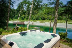 Outdoor spa tub
