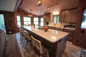 Fridge, microwave, oven, stovetop - River's Bend - Your ultimate River Destination (Crescent City)
