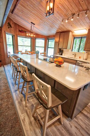 Fridge, microwave, oven, stovetop - River's Bend - Your ultimate River Destination (Crescent City)