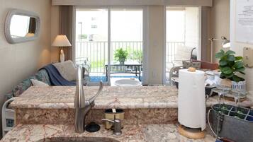 Tv, dvd-spelare, böcker och en stereo