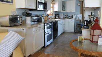 Een koelkast, een magnetron, een oven, een kookplaat