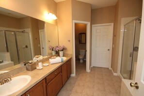 Combined shower/tub, hair dryer, towels
