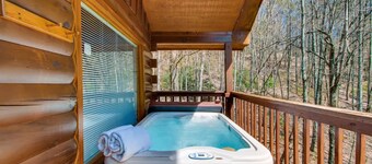 COZY CABIN RETREAT at the entrance of National Park, HotTub, secluded, fireplace