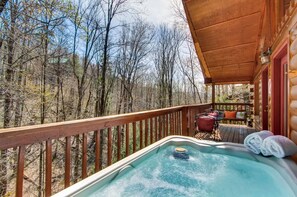 Outdoor spa tub - COZY CABIN RETREAT at the entrance of National Park, HotTub, secluded, fireplace (Sevierville)