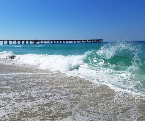Écoutez les vagues de l'océan et profitez d'une vue sur le golfe depuis votre terrasse! 