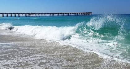 Ăcoutez les vagues de l'ocĂ©an et profitez d'une vue sur le golfe depuis votre terrasse!