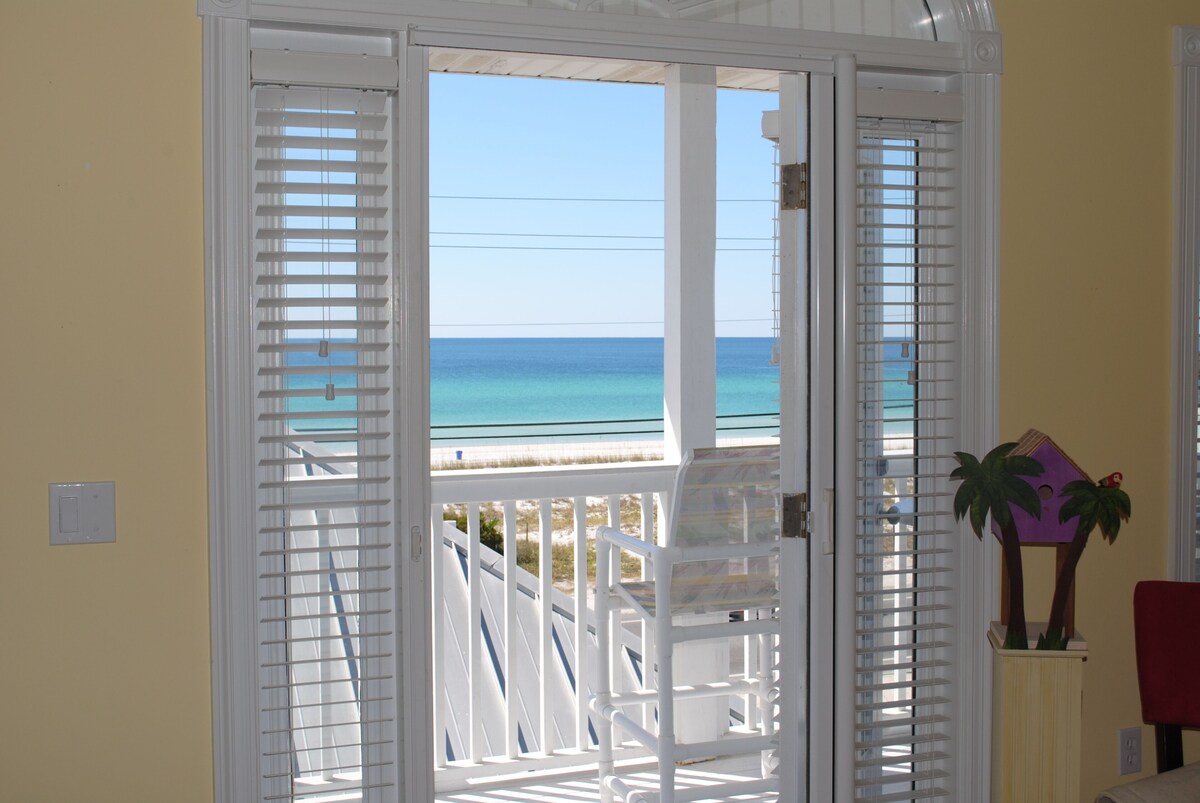 Newly renovated cottage! Hear the ocean waves and gulf views from your deck!