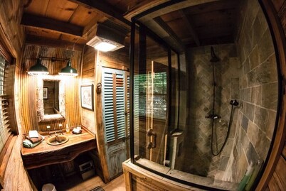 Waterfront Cabin with private hiking trails, fire pit, wifi, park-like views
