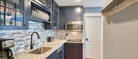 Private kitchen | Fridge, microwave, stovetop, dishwasher