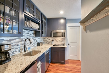 Fridge, microwave, stovetop, dishwasher. Modern Studio in Downtown Newberg - Suite #2