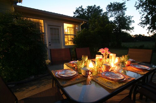 Onion Creek Cottage in the Heart of Texas!
Lovely Sunporch! Charm meets Comfort!