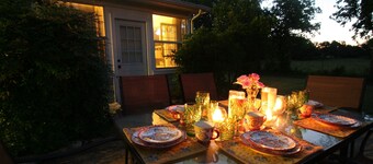 Onion Creek Cottage in the Heart of Texas!
Lovely Sunporch! Charm meets Comfort!