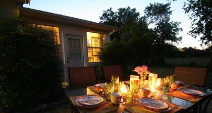 Onion Creek Cottage in the Heart of Texas!
Lovely Sunporch! Charm meets Comfort!