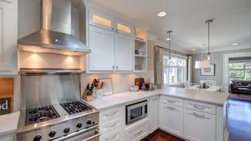 KĂŒhlschrank, Mikrowelle, Ofen, Herdplatte