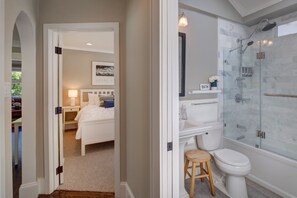 Combined shower/bathtub, hair dryer, towels, soap