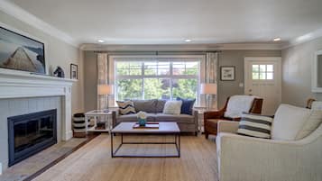 Smart-tv, eldstad, dvd-spelare och böcker