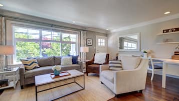 Smart-TV, Kamin, DVD-Player, BĂŒcher