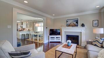 Smart-TV, Kamin, DVD-Player, BĂŒcher