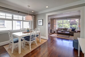 Smart TV, fireplace, DVD player, books - City Haven II -  Blocks from Zoo, Downtown Bus, Restaurants, W/parking  (Seattle)
