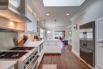 City Haven II -  Blocks from Zoo, Downtown Bus, Restaurants, W/parking 