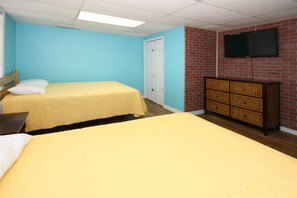 6 bedrooms, free WiFi, bed sheets - One block to Beach & Town Center Heated Pool Fire Pit Grill Parks 7 cars (North Myrtle Beach)