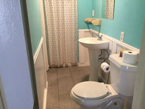 Combined shower/bathtub, towels, toilet paper - One block to Beach & Town Center Heated Pool Fire Pit Grill Parks 7 cars (North Myrtle Beach)