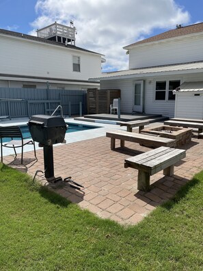 Outdoor dining - One block to Beach & Town Center Heated Pool Fire Pit Grill Parks 7 cars (North Myrtle Beach)